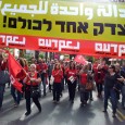 <img class="alignright" src="http://arb.daam.org.il/wp-content/uploads/2012/12/banner11.jpg" alt="" width="208" height="155" />يمكن القول إنّه لا يحدث شيء تقريبًا في الانتخابات الحاليّة. وبما أنّ النتائج معروفة مسبقًا، فإنّها تشبه بثًّا معادًا للعبة كرة قدم. الأجواء مليئة بشعور الانهزاميّة، والتعامل مع اليمين الذي تزداد قوّته كالتعامل مع حالة الطقس: يمكن التحدّث عنه، ولكن لا يمكن تغييره. من الصعب التصديق بأنّه قبل سنة ونصف فقط، في صيف 2011، ملأ المواطنون الشوارع وظهرت أفكار جديدة وبدا رجال السياسة مهانين ومهزومين، وشباب تل أبيب خرجوا من لا مبالاتهم